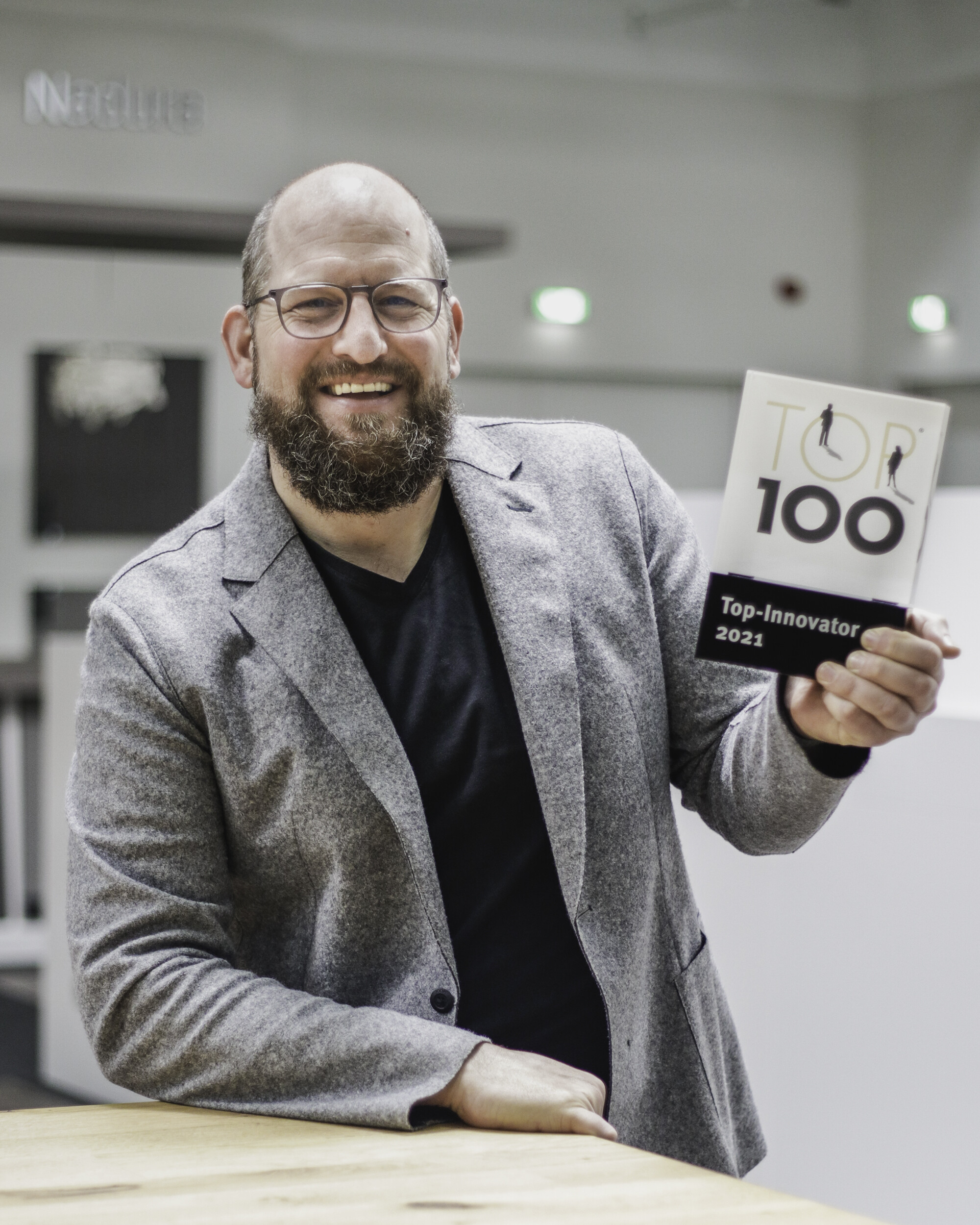 MEISTERWERKE Geschäftsführer Guido Schulte mit der TOP 100 Auszeichnung