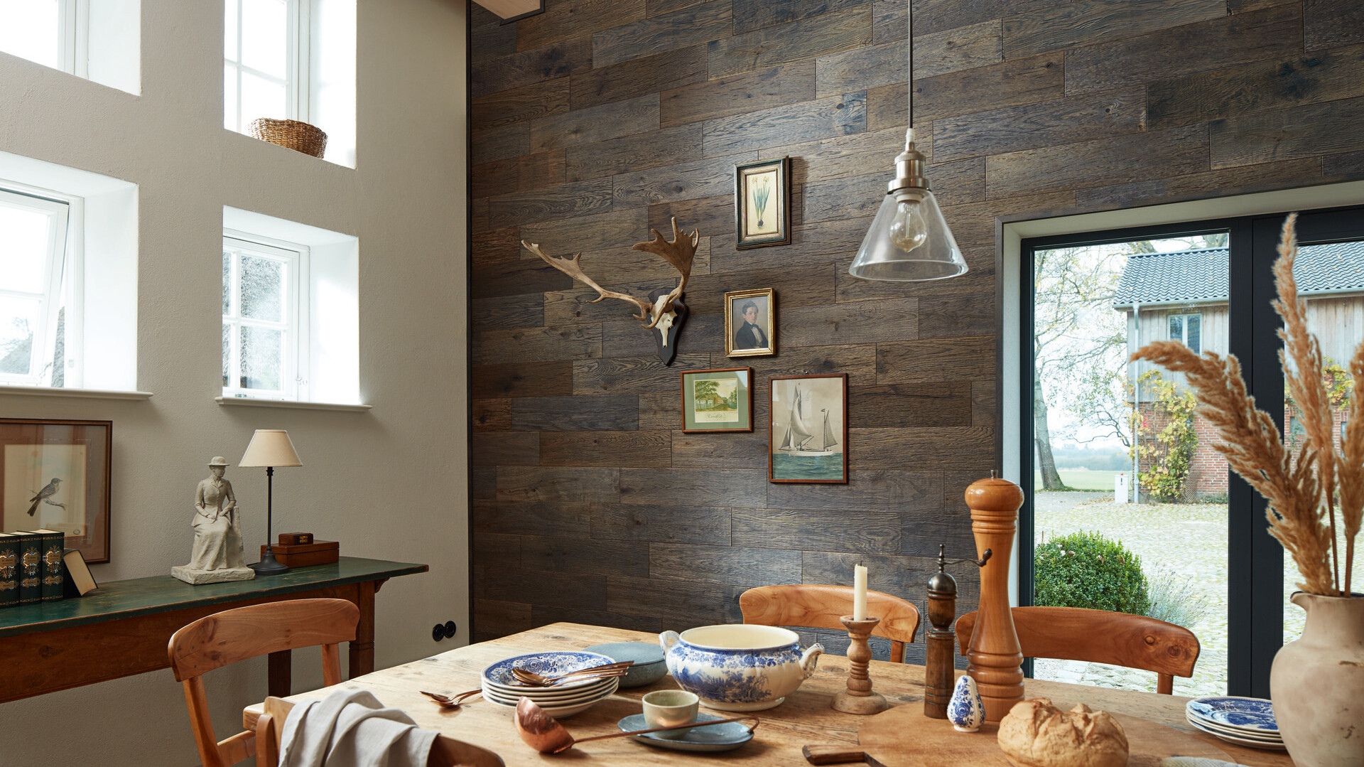 Die Echtholzpaneele MeisterPaneele. craft EP 500 bringen viel Stil und Natürlichkeit an die Wand (hier: Old Denim Oak 4304). 